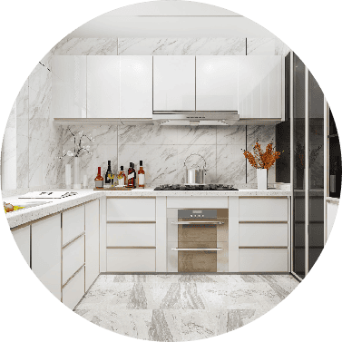 Cocina moderna de color blanco con encimeras y salpicadero de mármol, horno empotrado, fogones, campana extractora, botellas sobre la encimera y un jarrón decorativo con flores secas.