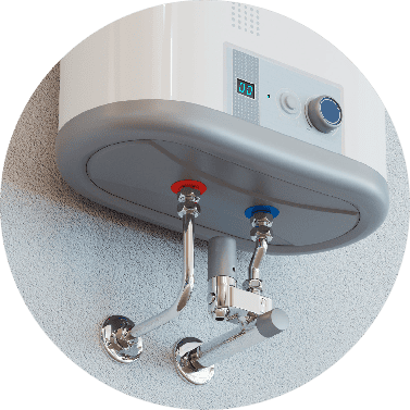 Calentador de agua de pared con mando de regulación de temperatura, pantalla digital y dos tuberías a la vista, identificadas con los colores rojo y azul para las conexiones de agua caliente y fría.